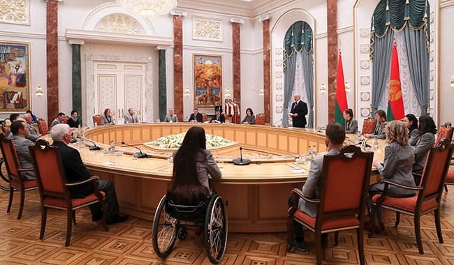 Президент вручил госнаграды победителям Олимпийских и Паралимпийских игр в Пхенчхане