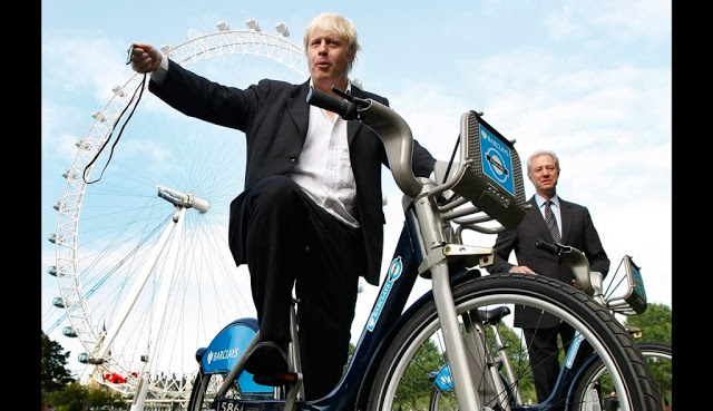 Британский министр иностранных дел Борис Джонсон на велосипеде. Фото Грегори Кац