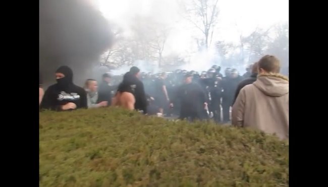 В Мариуполе футбольные фанаты устроили драку с полицией на глазах у Порошенко