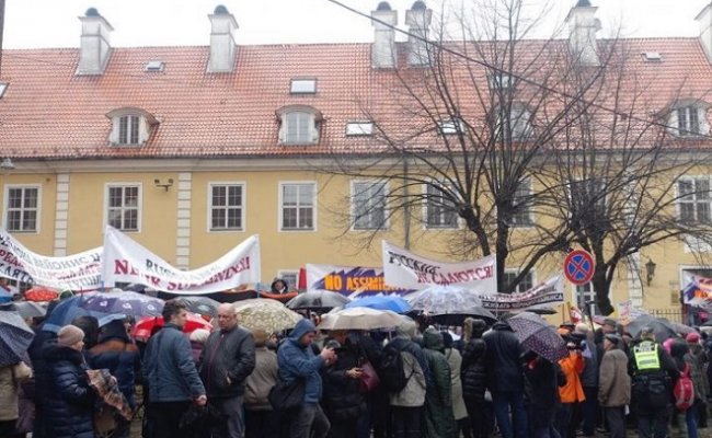 В Риге прошел «Марш разгневанных родителей» из-за перевода школ на латышский язык