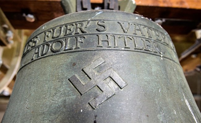 В Германии удалили свастику с «колокола Гитлера»