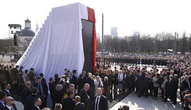 В Польше открыли памятник погибшим в авиакатастрофе под Смоленском