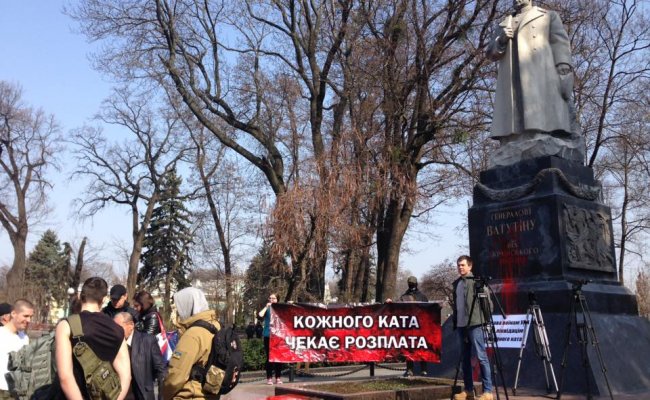 В Киеве националисты сорвали возложение цветов к памятнику Ватутину и облили его краской