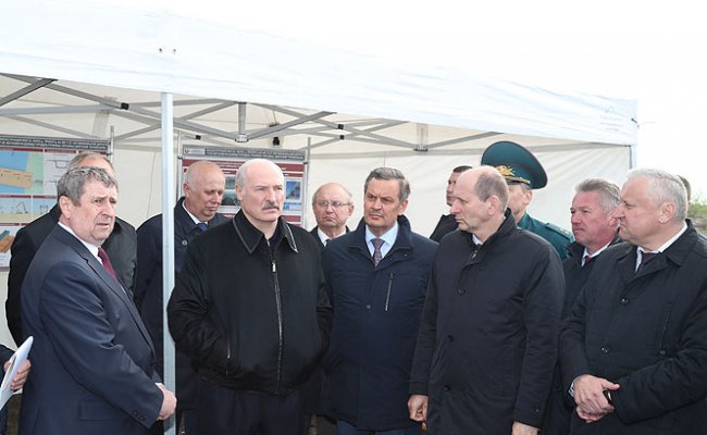 Лукашенко лично ознакомился с ходом работ по реконструкции моста в Житковичах