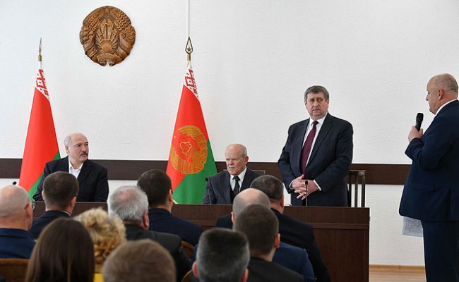 Лукашенко приказал органам местной власти обеспечивать достойные условия для жизни населения