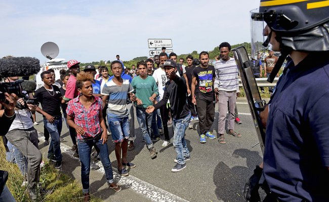 На границе с США собрались сотни мигрантов