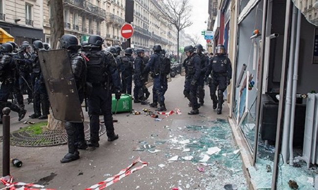В ходе первомайского шествия в Париже начались беспорядки