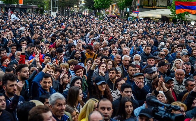 В Армении протестующие заблокировали здание мэрии Гюмри