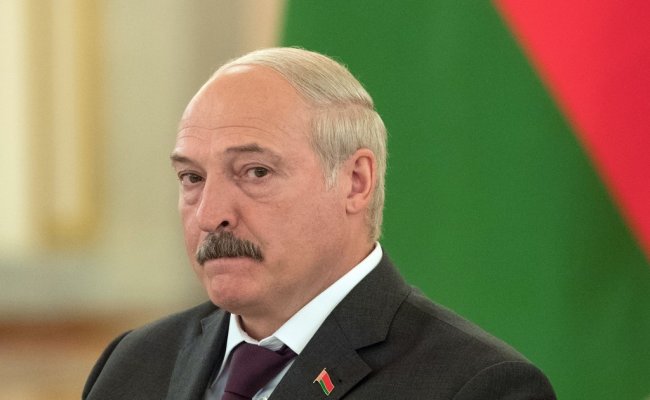Президент поздравил зарубежных лидеров с 73-й годовщиной Победы