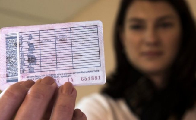 Россиянам, переехавшим в Беларусь, намерены разрешить не менять водительские права