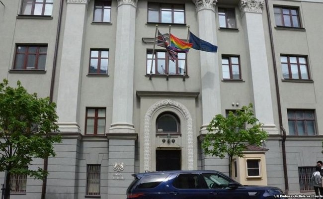Над посольством Британии в Минске вывесили символ ЛГТБ-сообщества