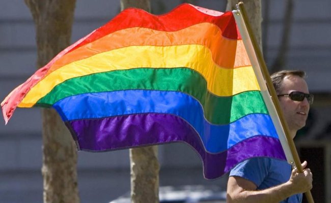 В МВД сожалеют, что над посольством Великобритании в Минске вывесили флаг ЛГБТ