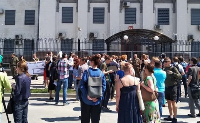 Возле посольства России в Киеве прошла акция в поддержку украинского «режиссера» Сенцова