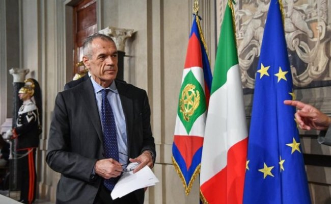 Президент Италии поручил сформировать правительство экономисту Коттарелли