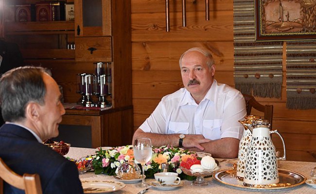 Лукашенко и Ван Цишань обсудили ситуацию в мире и международные отношения
