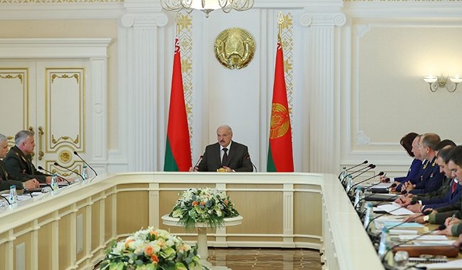 Лукашенко: Беларусь не собирается втягиваться в гонку вооружений и попусту бряцать оружием