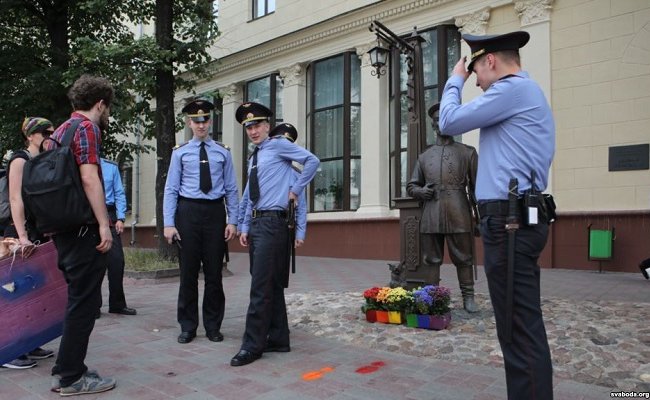 Участникам ЛГБТ-перформанса у МВД в Минске присудили штрафы