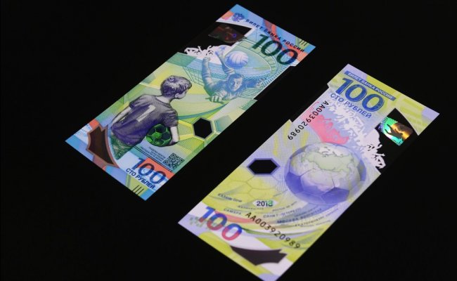 На Украине запретили российскую валюту с изображением Крыма