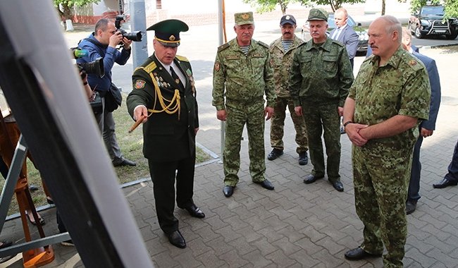Президент отметил роль белорусских военнослужащих в снижении наплыва мигрантов в страны ЕС