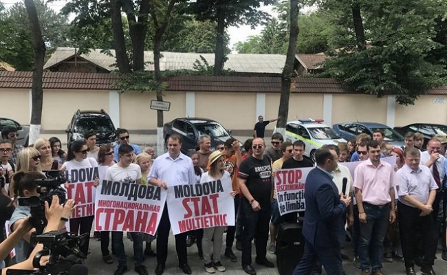 В Молдове прошла акция в поддержку русского языка