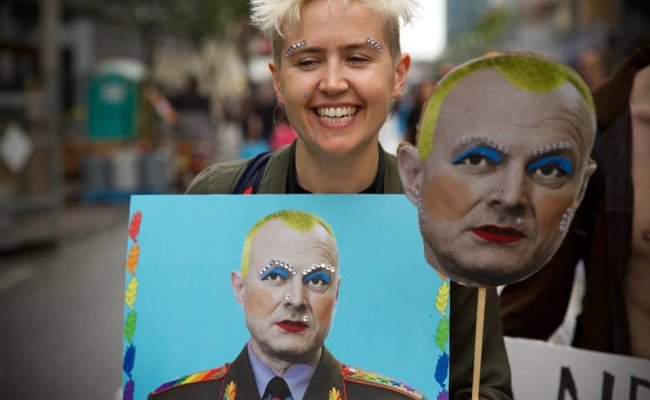 Портрет министра Шуневича пронесли на гей-прайде в Торонто