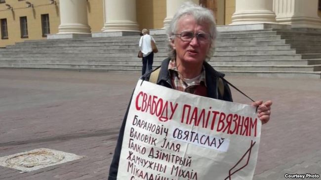 Оппозиционерку Багинскую задержали после одиночного пикета у здания КГБ в Минске