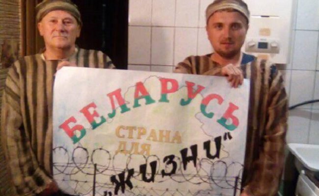 В Гродно активисты ОГП забаррикадировались в квартире от милиционеров