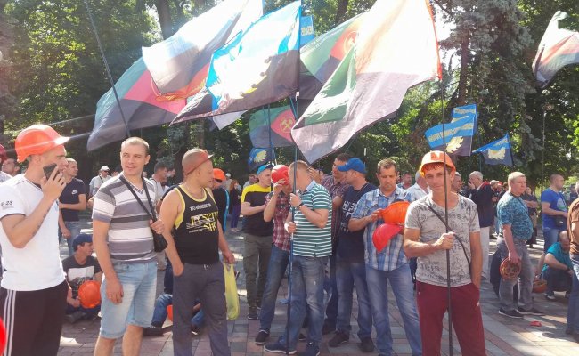 У здания Рады в Киеве протестуют горняки