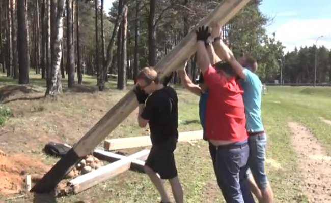 Дашкевич устанавливает в Куропатах привезенные деревянные кресты (обновлено)