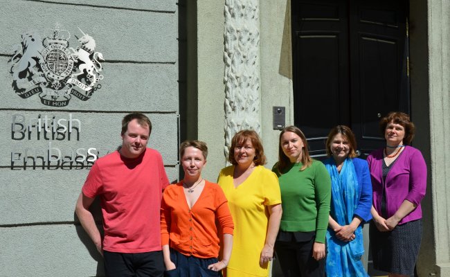 Сотрудники британского посольства в Минске оделись в цвета флага ЛГБТ