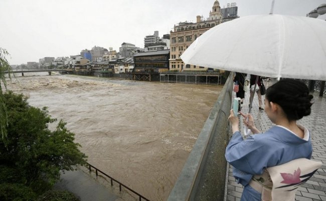 В Японии число жертв ливневых дождей приблизилось к 90
