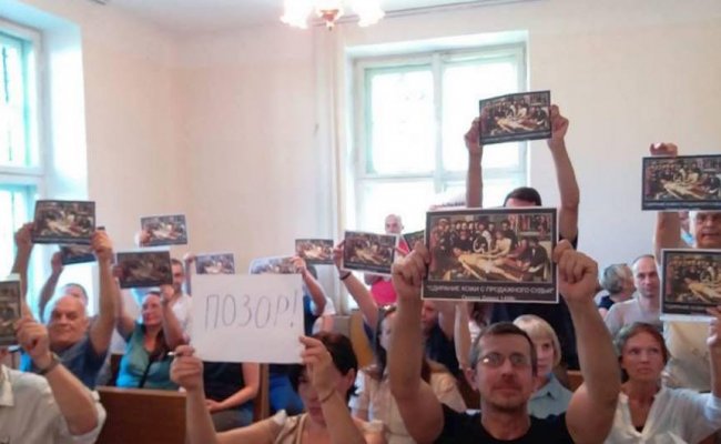 В Бресте противники завода АКБ провели флэшмоб против судебной системы Беларуси