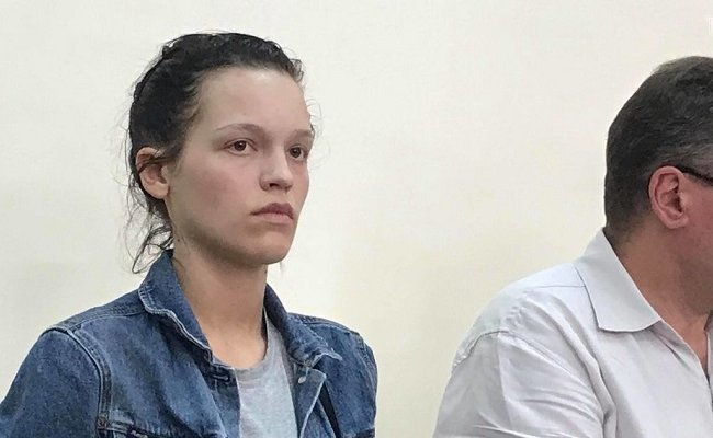 На Украине суд приговорил к условному сроку участницу нападения на карателя Донбасса