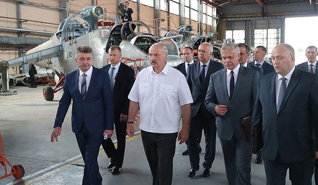 Президент потребовал сделать работу Оршанского авиаремонтного завода эффективной, признав его государственным
