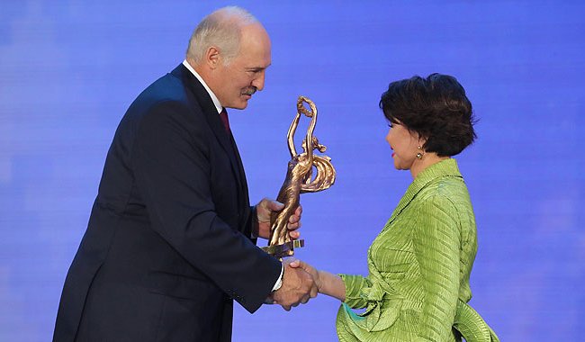 На открытии «Славянского базара» Лукашенко вручил премии и награды деятелям искусства