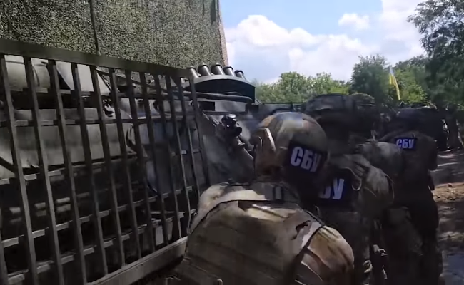 В сети появилось видео штурма базы националистов бойцами СБУ