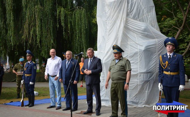 В Бресте установили памятник воинам-десантникам