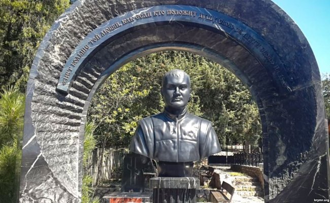 В Севастополе на кладбище установили бюст погибшему сыну Януковича