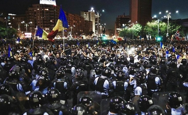 В результате протестов в Румынии пострадали более 450 человек