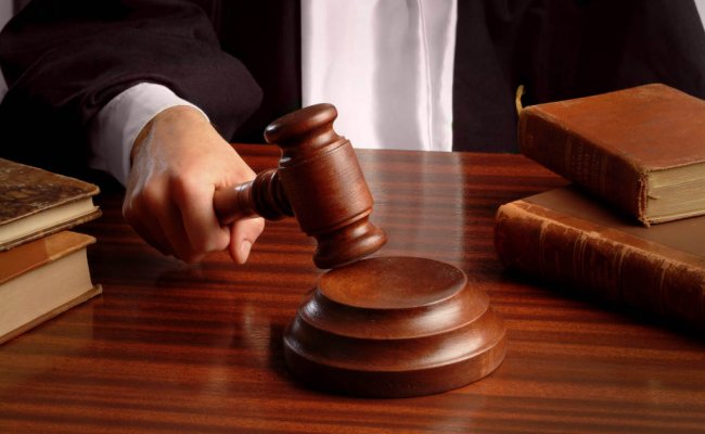 Суд отправил в тюрьму обвиняемого в избиении телеведущего Чалого