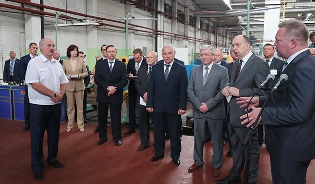 Лукашенко возмутился зарплатами в 200 долларов на заводе в Орше