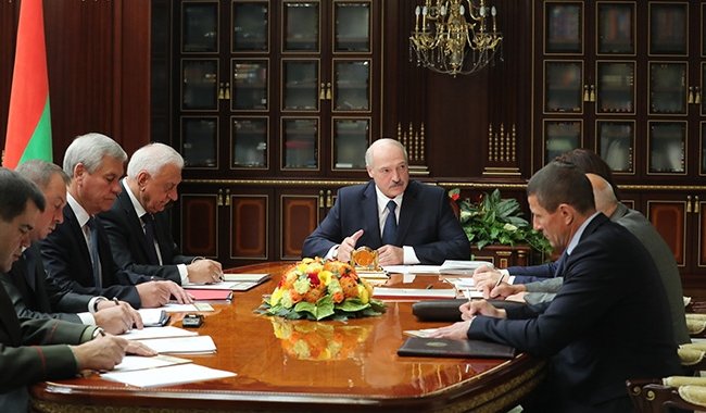 Лукашенко потребовал поставить всех чиновников «под напряжение»