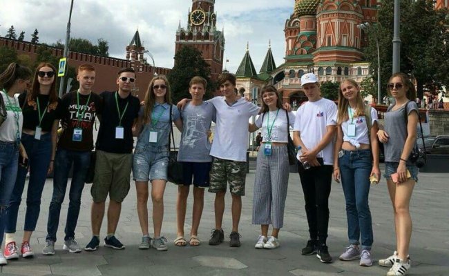 Молодежь из Бреста и Пинска отпраздновала День российского флага в Москве