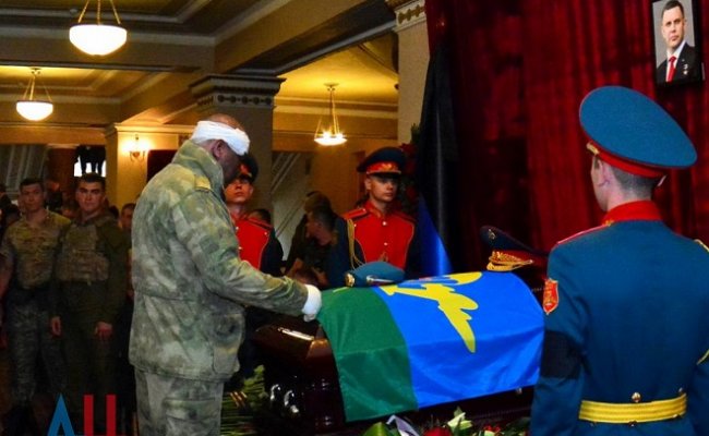 Раненый при взрыве министр ДНР посетил похороны Захарченко