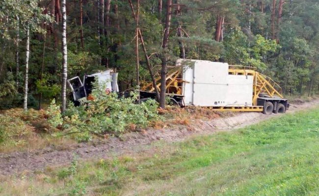 В Брестской области в кювет улетел панелевоз