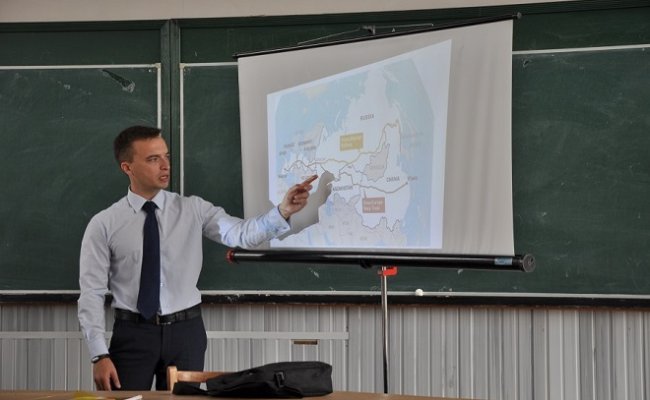 Белорусский эксперт по международным отношениям провел лекцию в Луганске