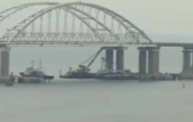 Корабли ВМС Украины прошли под Крымским мостом
