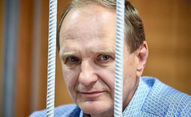 Московский суд оставил под стражей бывшего замглавы МЧС России Шлякова