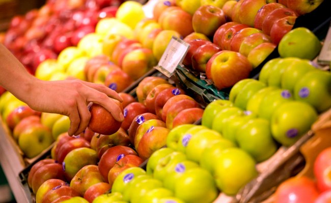 Белорусские магазины обязали продавать больше сортов отечественных яблок