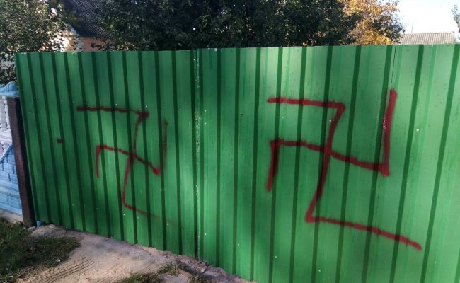 В Дрогичине неизвестные нарисовали свастику на воротах общественного активиста